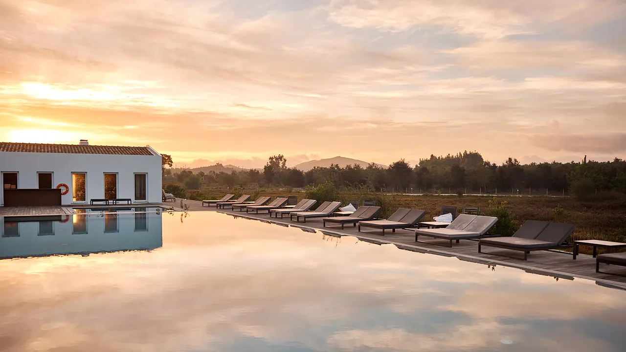 Craveiral Farmhouse — the estate among open fields, Alentejo