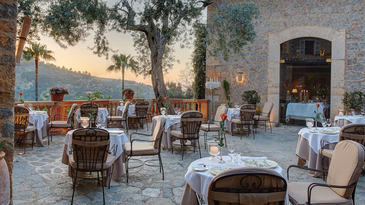 Belmond La Residencia — gardens and stone manor