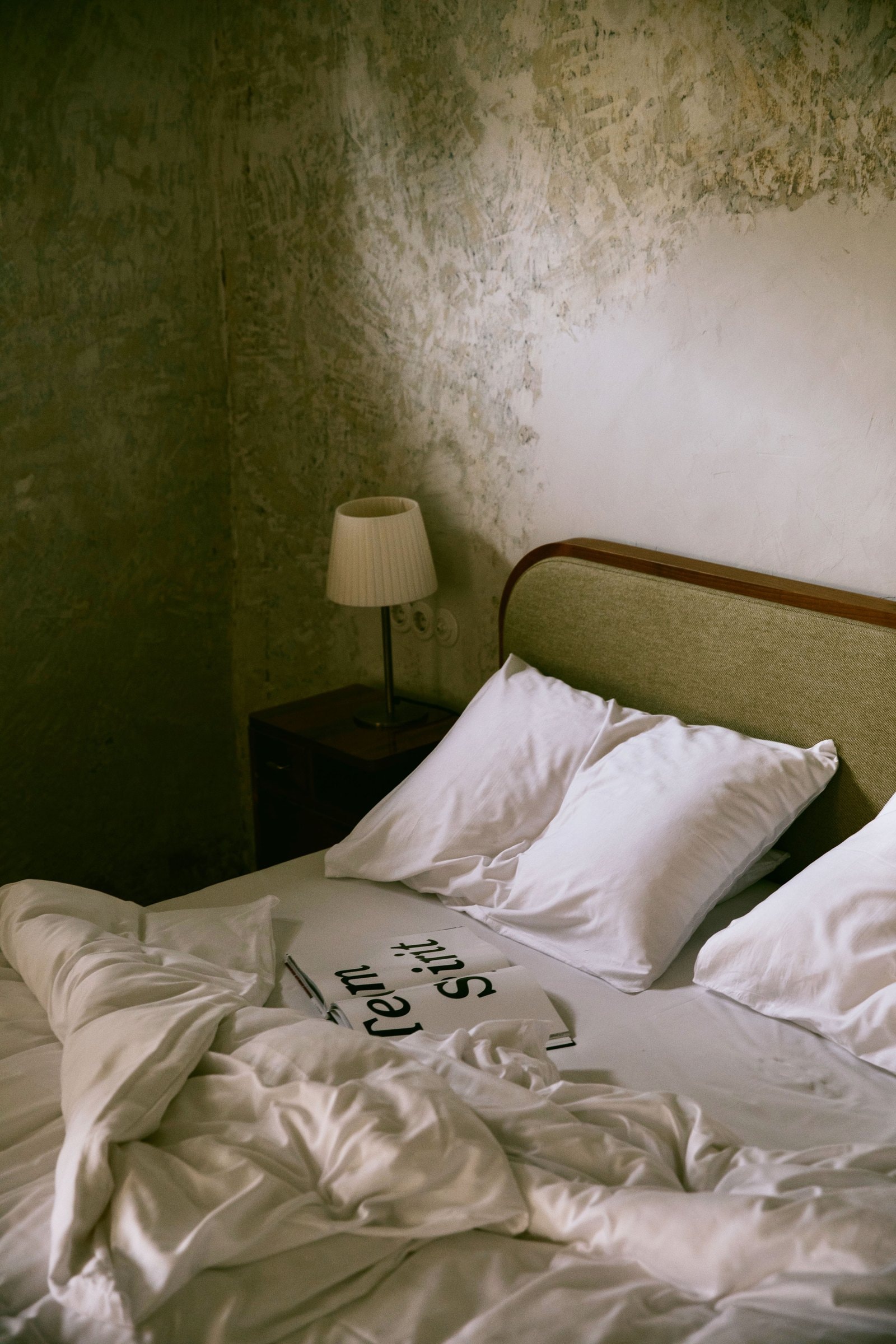 1477 Reichhalter — Zimmer mit grüner Wand