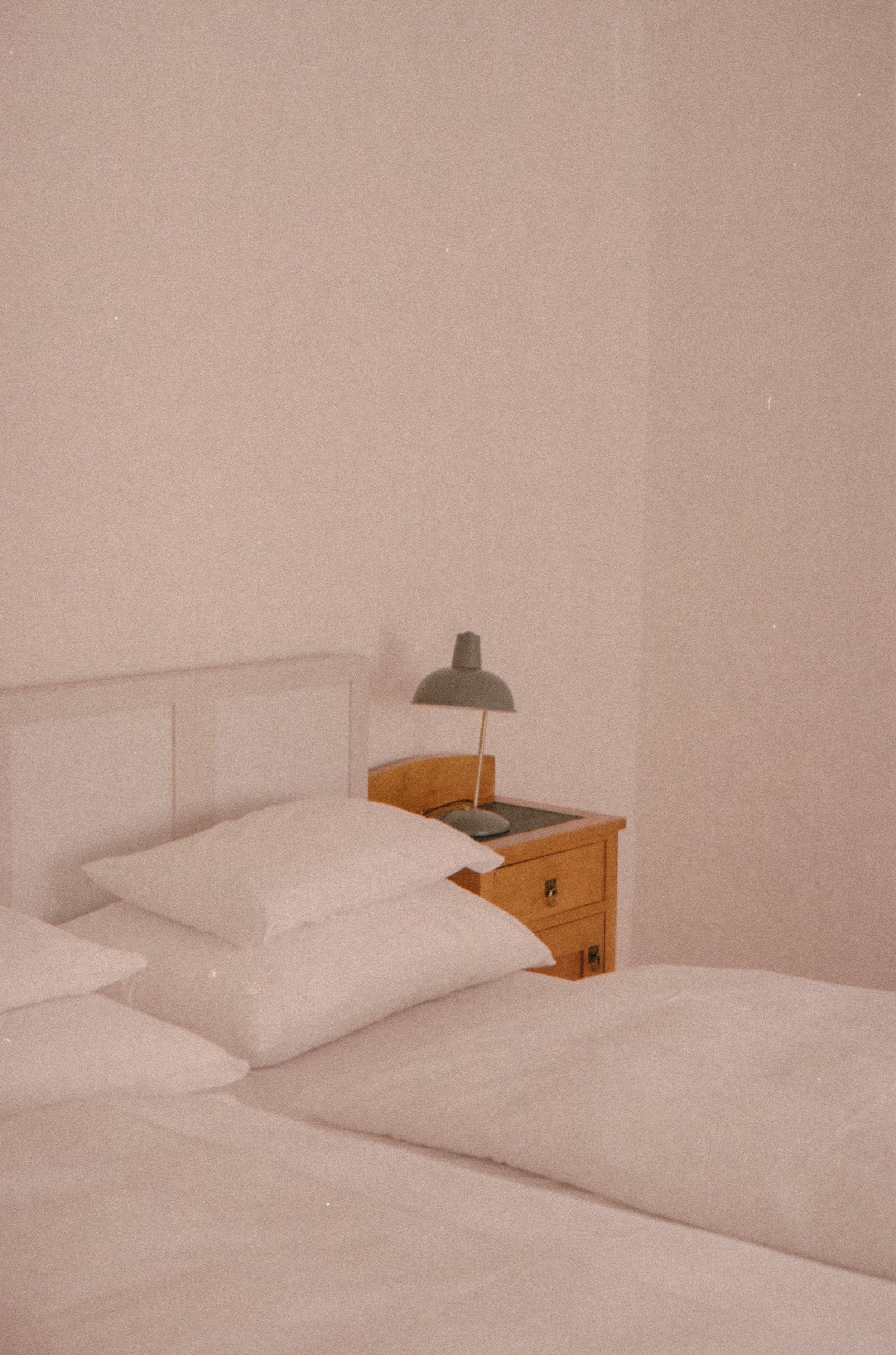 1477 Reichhalter — Bett mit Nachttischlampe
