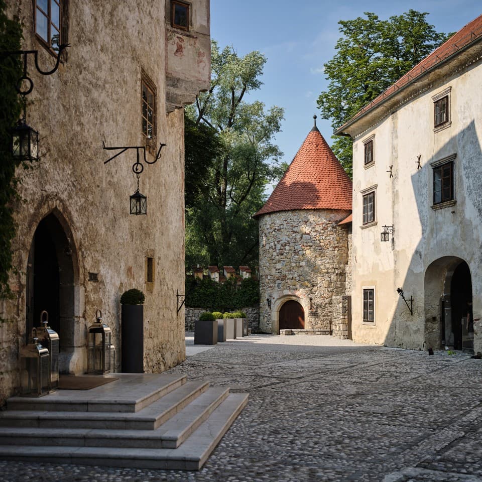 Grad Otočec — Grad-Otocec-poslovna-srecanja-vinski-stolp__FillWzk2MCw5NjBd