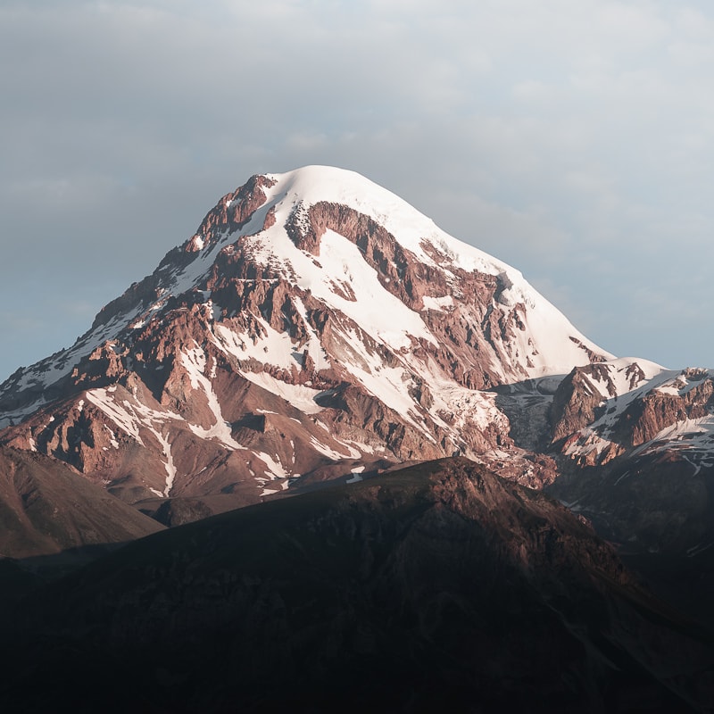 Kazbegi — Mount Kazbek bei Sonnenaufgang