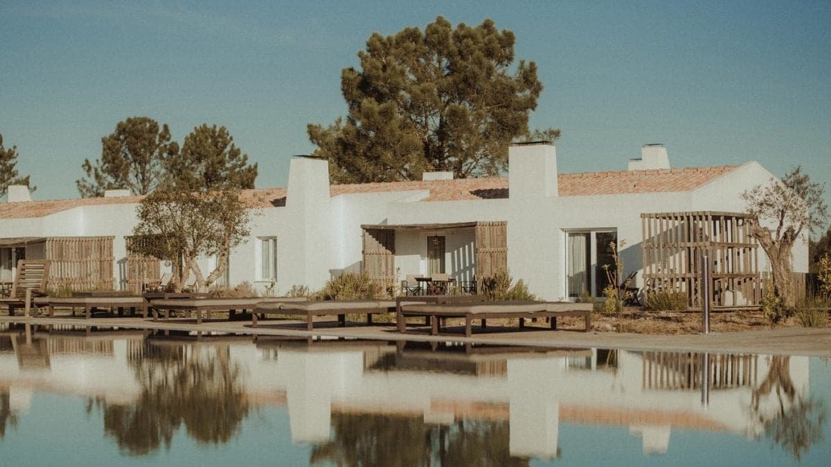 Craveiral Farmhouse — Portugal-craveiral-piscina-espelho-de-agua-Good-Travel_7174304_6606652-1200x675
