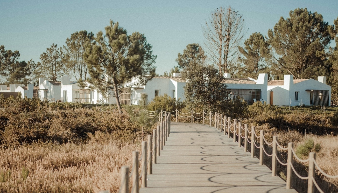 Craveiral Farmhouse — Weg durch die Landschaft zwischen den Häusern, Alentejo