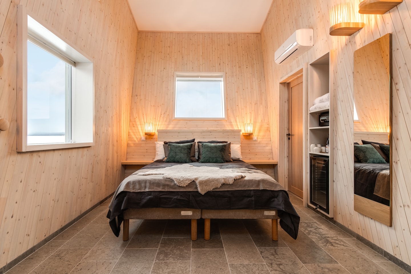 Arctic Bath — Schlafbereich einer Kabine in warmem Holz