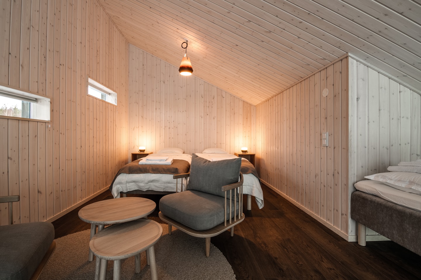 Arctic Bath — Sitzbereich einer Kabine in warmem Holz