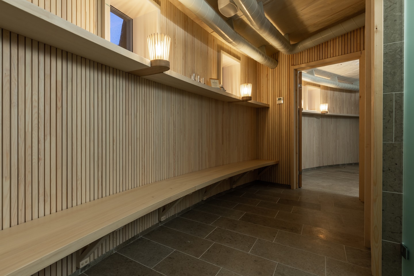 Arctic Bath — holzverkleideter Gang im Inneren des Spa-Baus