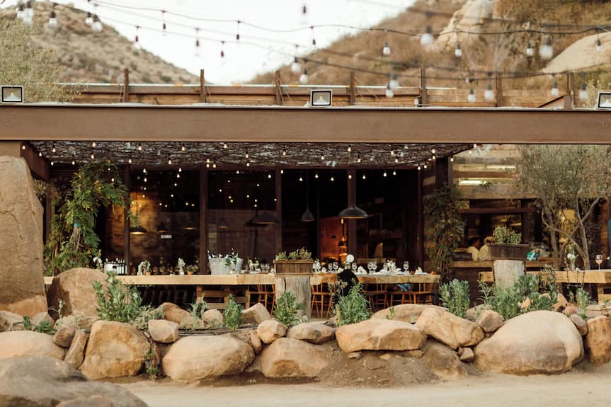Bruma Wine Resort — Restaurant Corazon de Tierra mit Lichterketten