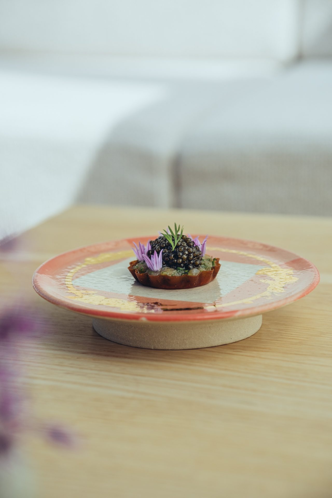 Restaurang ÄNG, Ästad Vingård — Avsmakningsfrukost: kleines Frühstücksgebäck mit Blüte