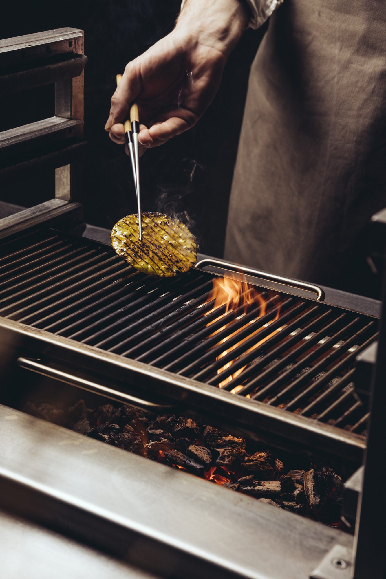 Restaurang ÄNG, Ästad Vingård — Grillen über offener Flamme in der Küche