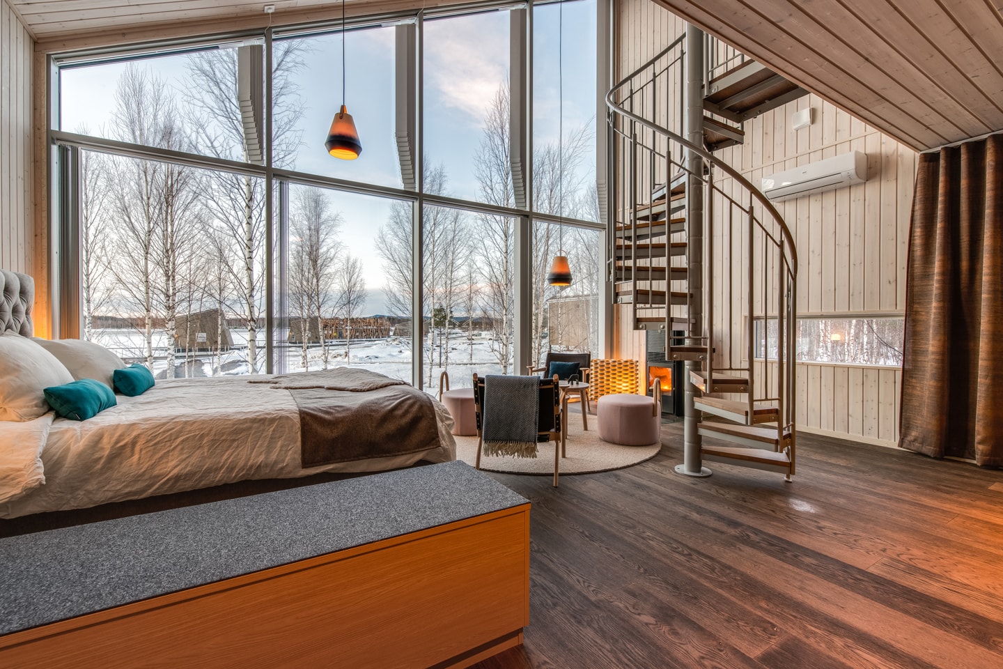 Arctic Bath — Schlafbereich der Landkabine mit großen Fenstern zur Landschaft