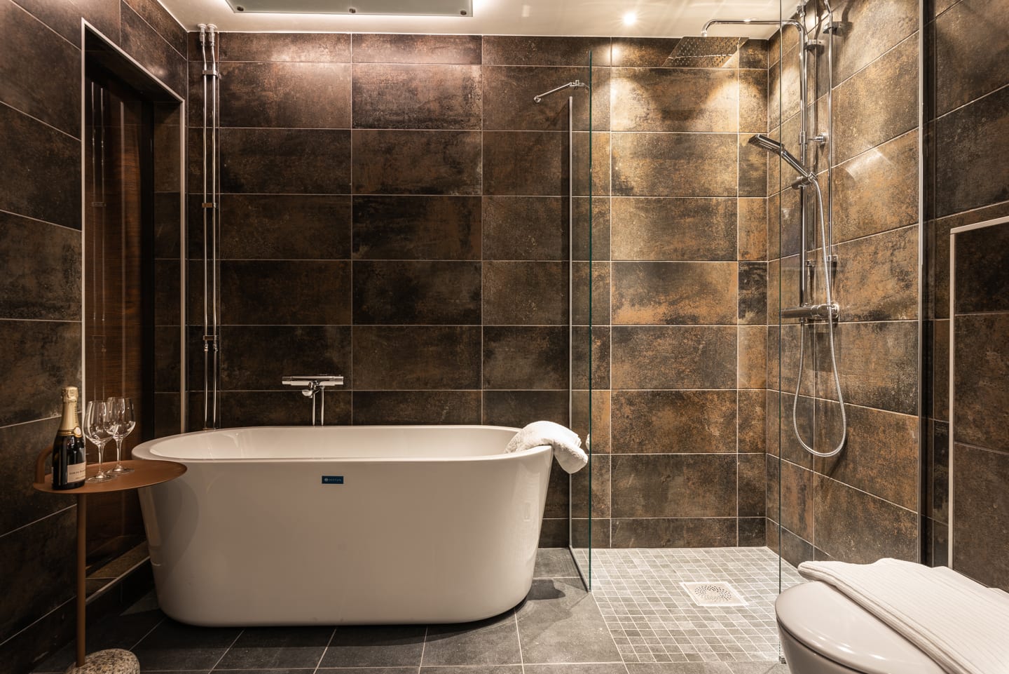 Arctic Bath — freistehende Badewanne aus Stein und Holz in einer Cabin
