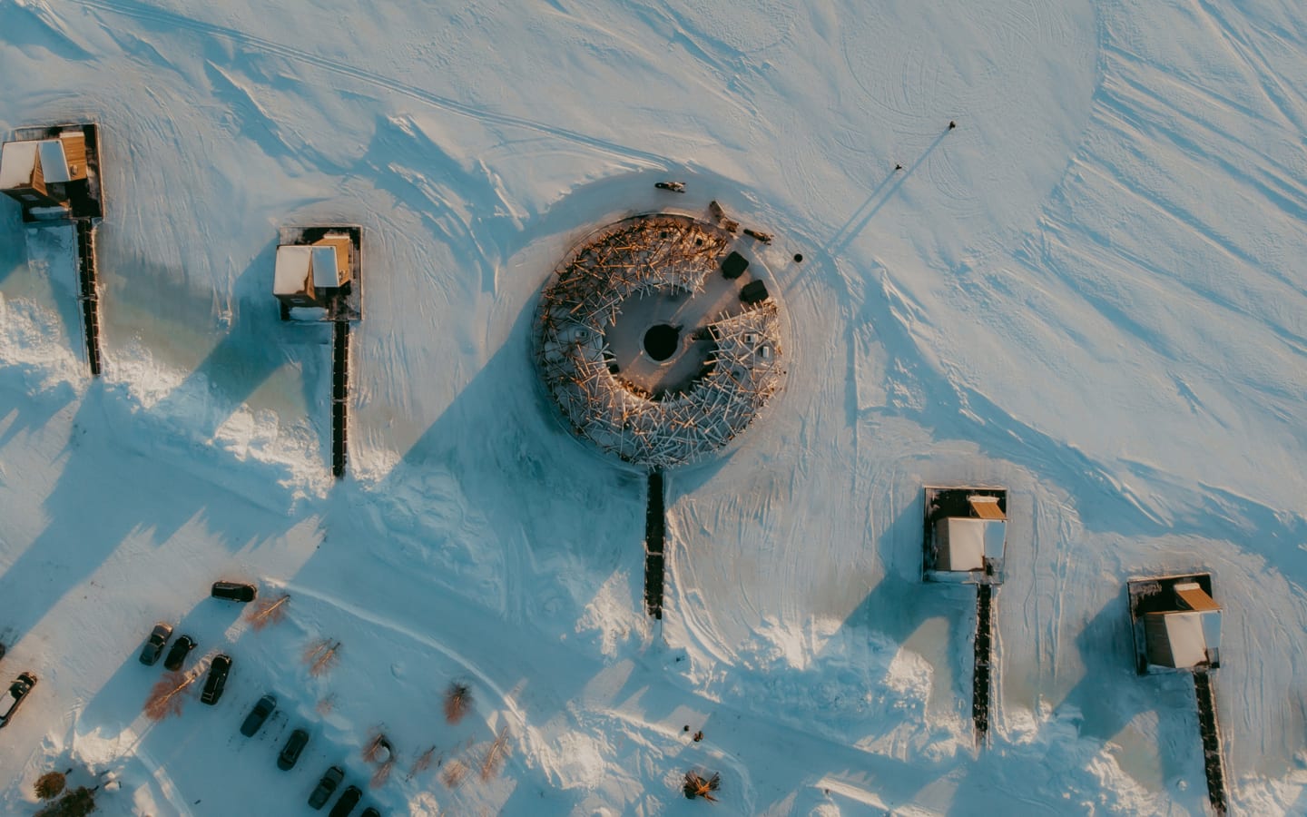 Arctic Bath — das zentrale, kreisrunde Kaltbad von oben