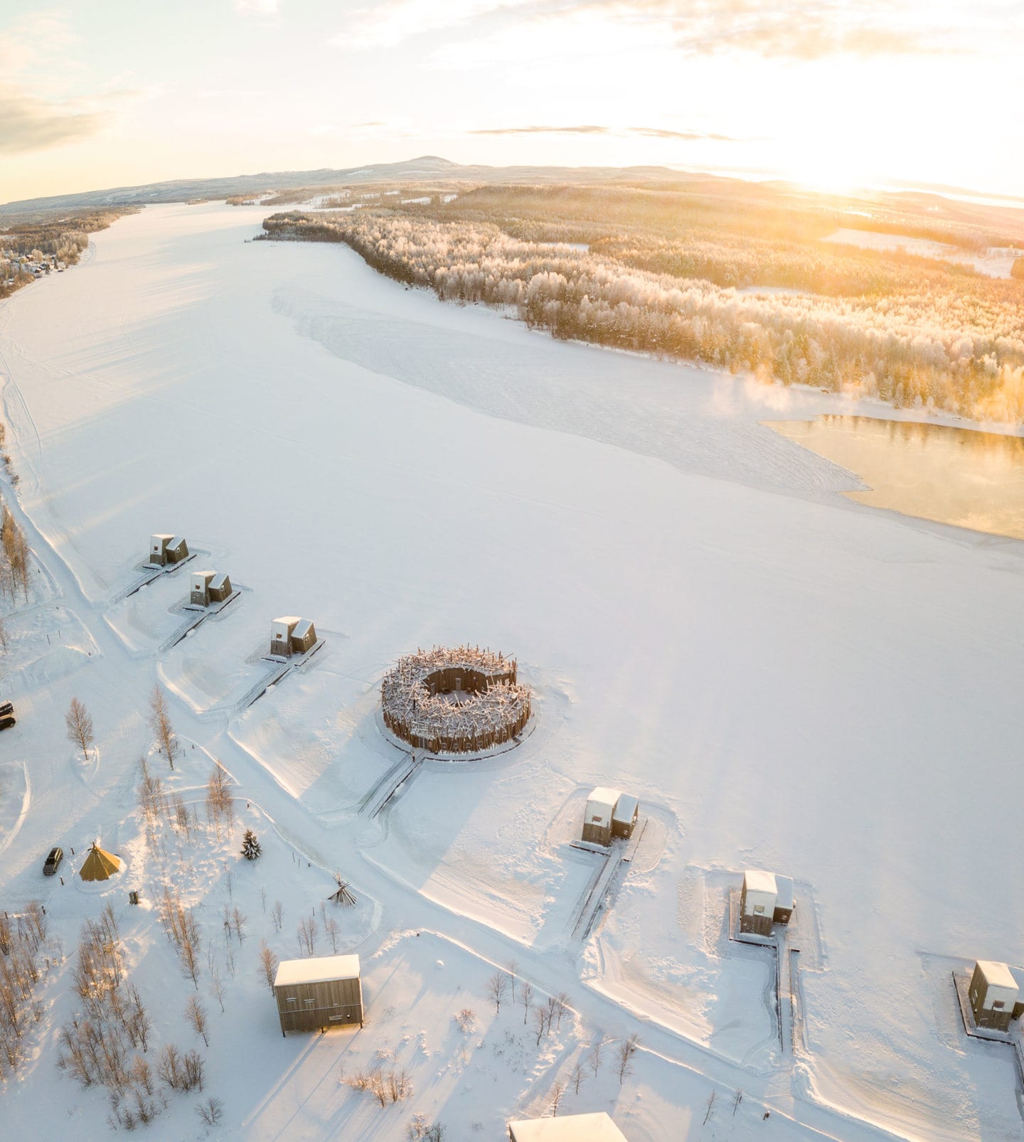 Arctic Bath — eingebettet in die winterliche Landschaft am Lule River, Luftaufnahme