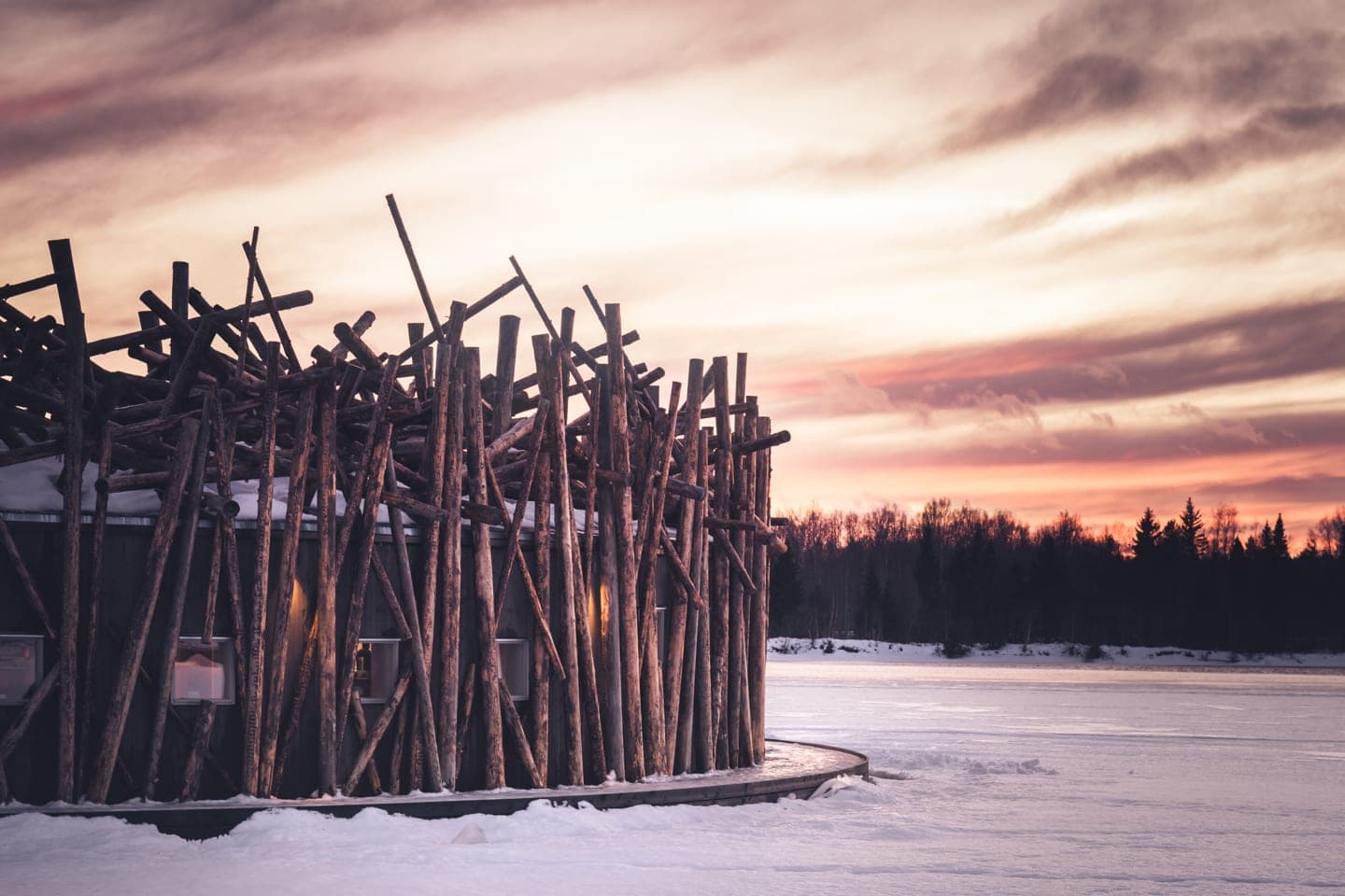 Arctic Bath, Schwedisch-Lappland — die kreisrunde Holzkonstruktion auf dem zugefrorenen Lule River im Winter