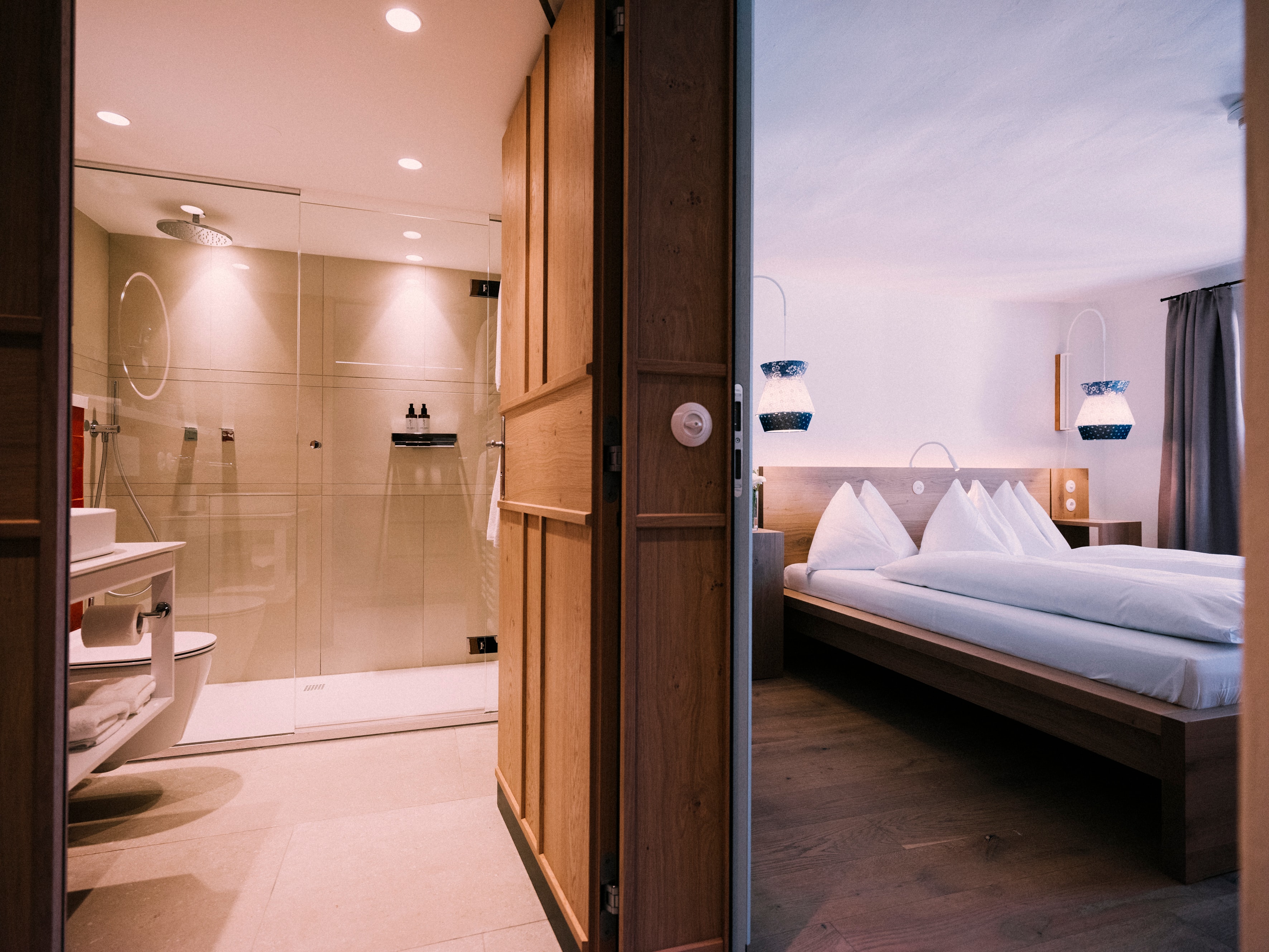 Arthotel Blaue Gans — modernes Bad im Zimmer