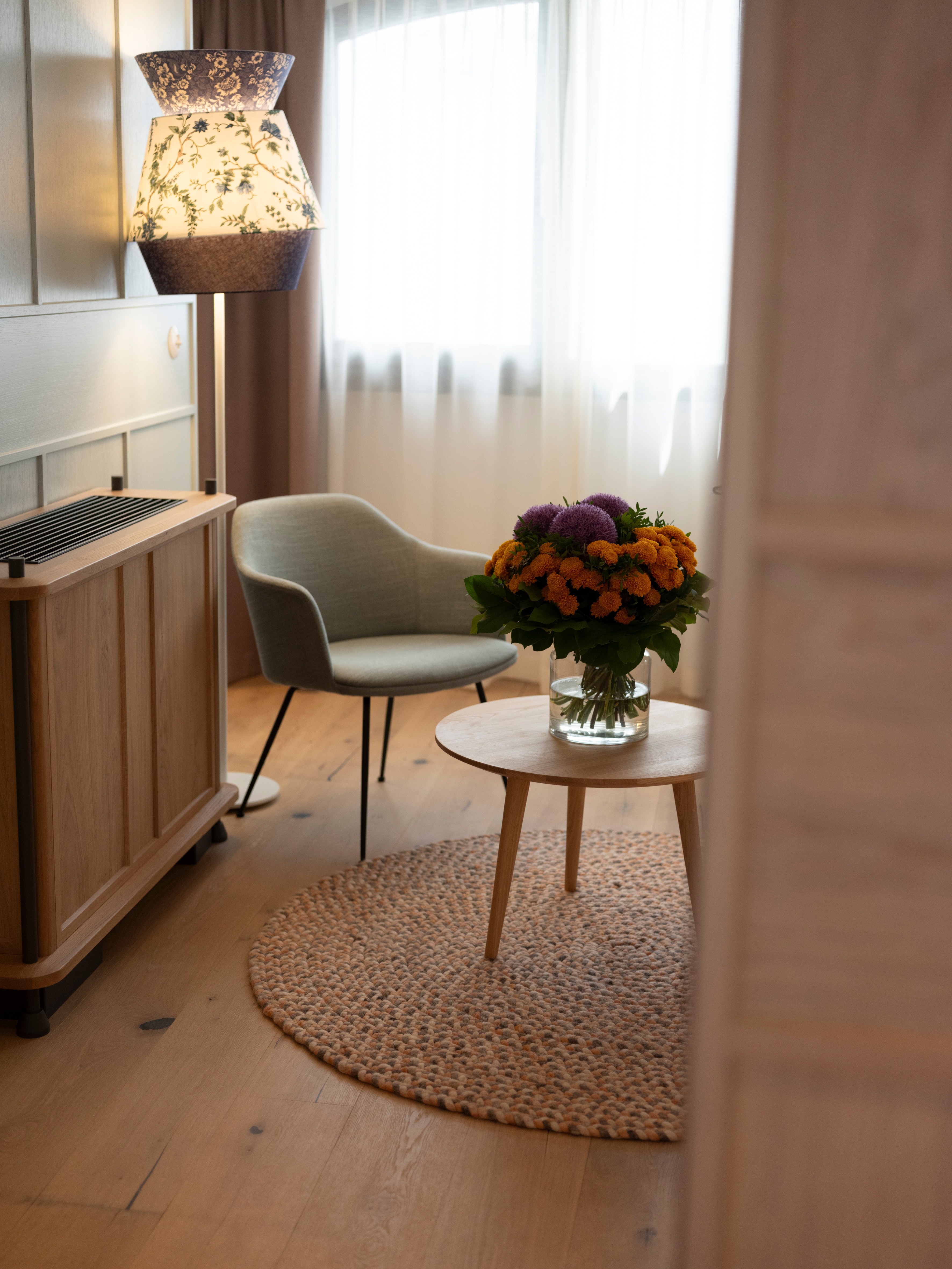 Arthotel Blaue Gans — Zimmerdetail mit Naturmaterialien