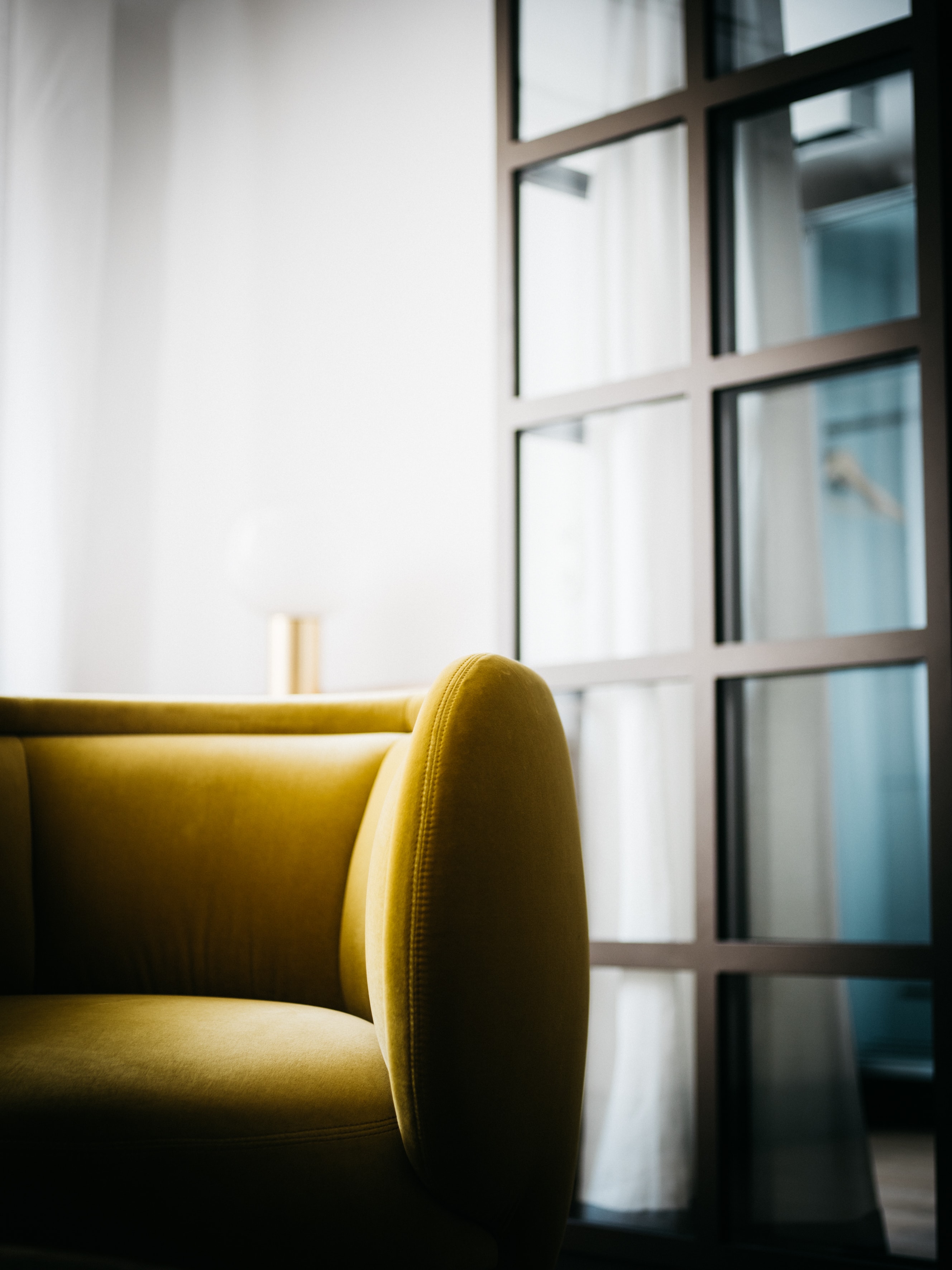 Arthotel Blaue Gans — Zimmer mit Bett und Fenster zur Altstadt