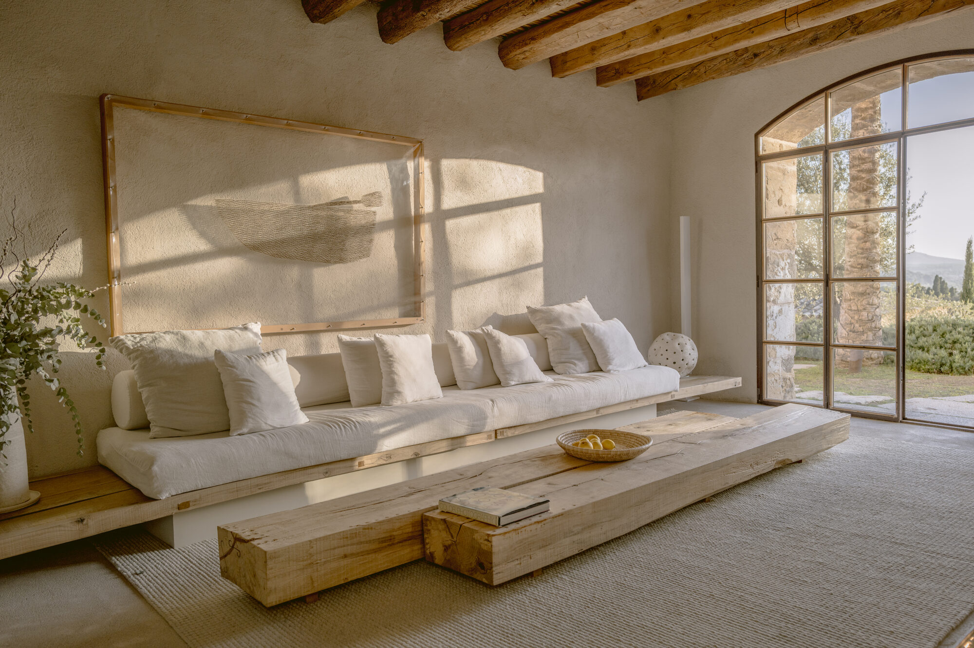 Es Racó d'Artà — Lounge im Haupthaus mit Kunst und Naturtönen