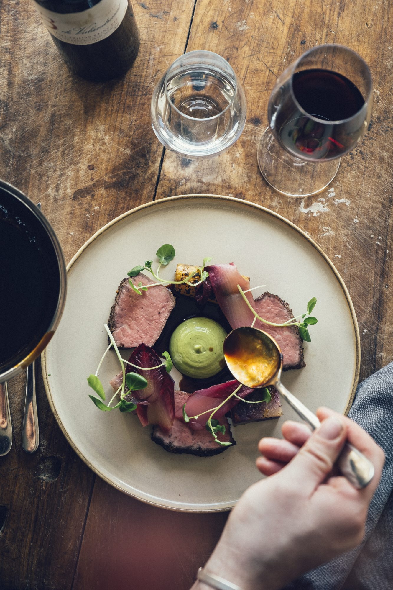 Restaurant Logen, Ästad Vingård — Gericht mit Rind und Kräuteröl