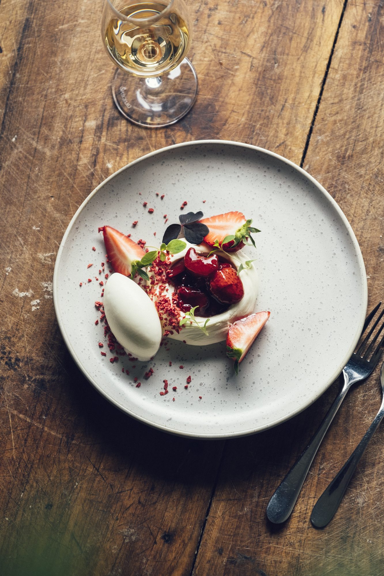 Restaurant Logen, Ästad Vingård — Dessert mit Beeren und Sahne