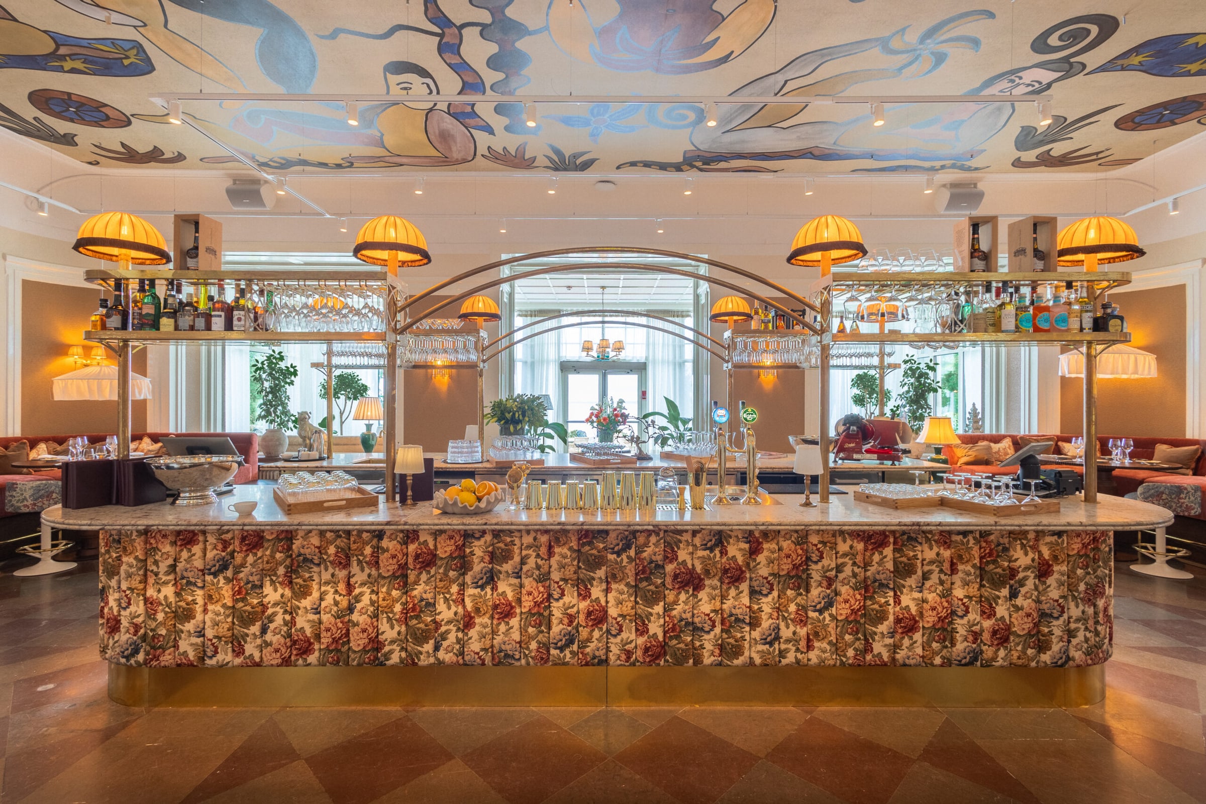 Maryhill Estate — Bar mit bemalter Decke und farbenfrohem Interieur