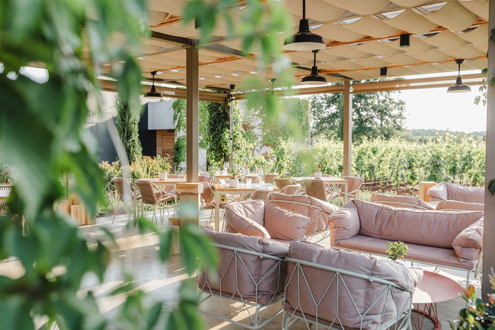 Meneghetti — Wine Lounge mit Blick auf die Weinberge