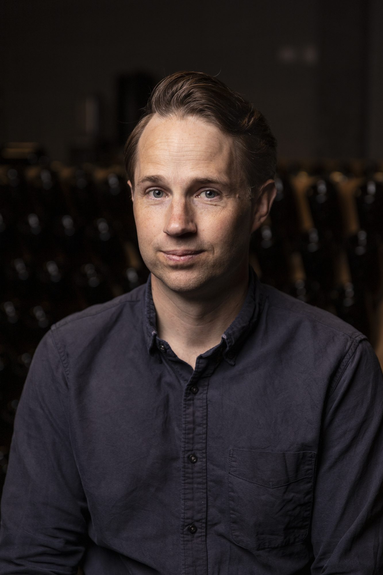 Ästad Vingård — Claes Bartoldsson, Winzer des Weinguts, im Keller