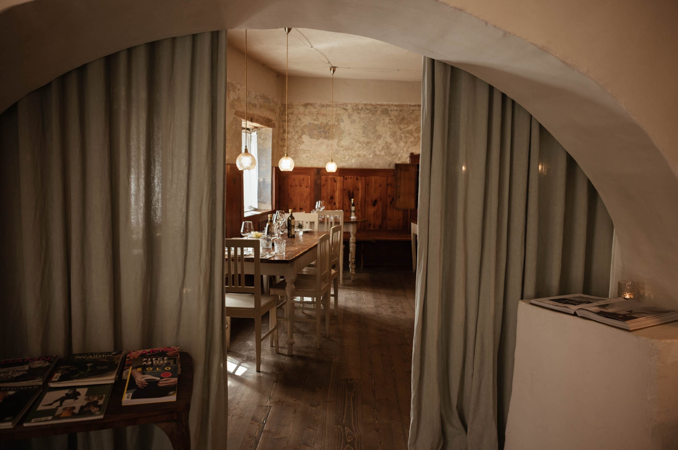 1477 Reichhalter — Blick durch das Gewölbe in den Restaurantbereich
