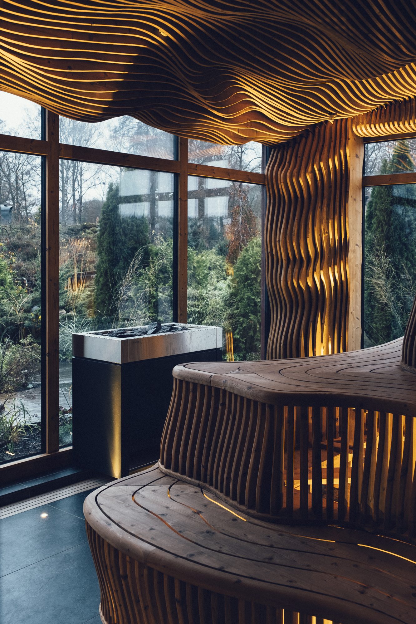 Sinnenas Spa, Ästad Vingård — wellenförmig gefräste Holzdecke der Sauna mit Fensterfront