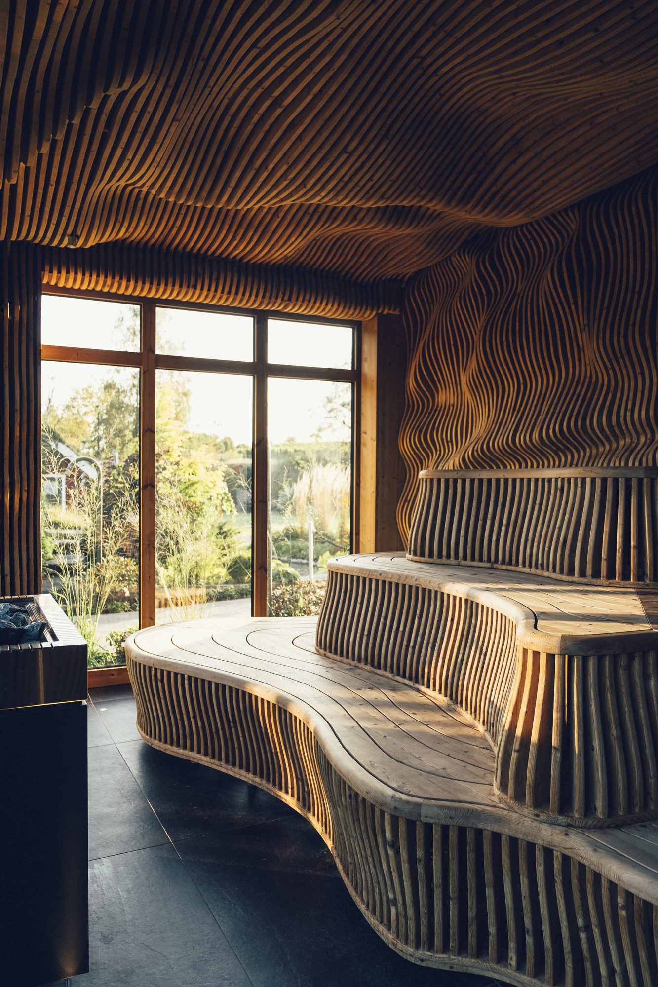 Sinnenas Spa, Ästad Vingård — Innenraum der aus Holz gefrästen Sauna im Abendlicht