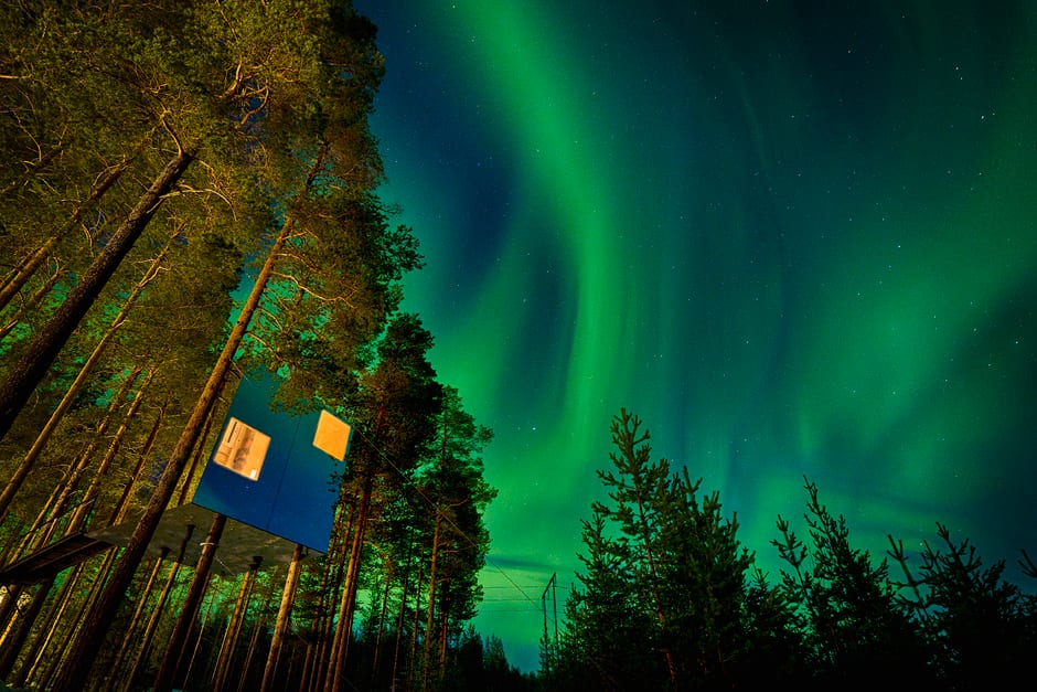 Treehotel — der Mirrorcube unter dem Nordlicht im Winter