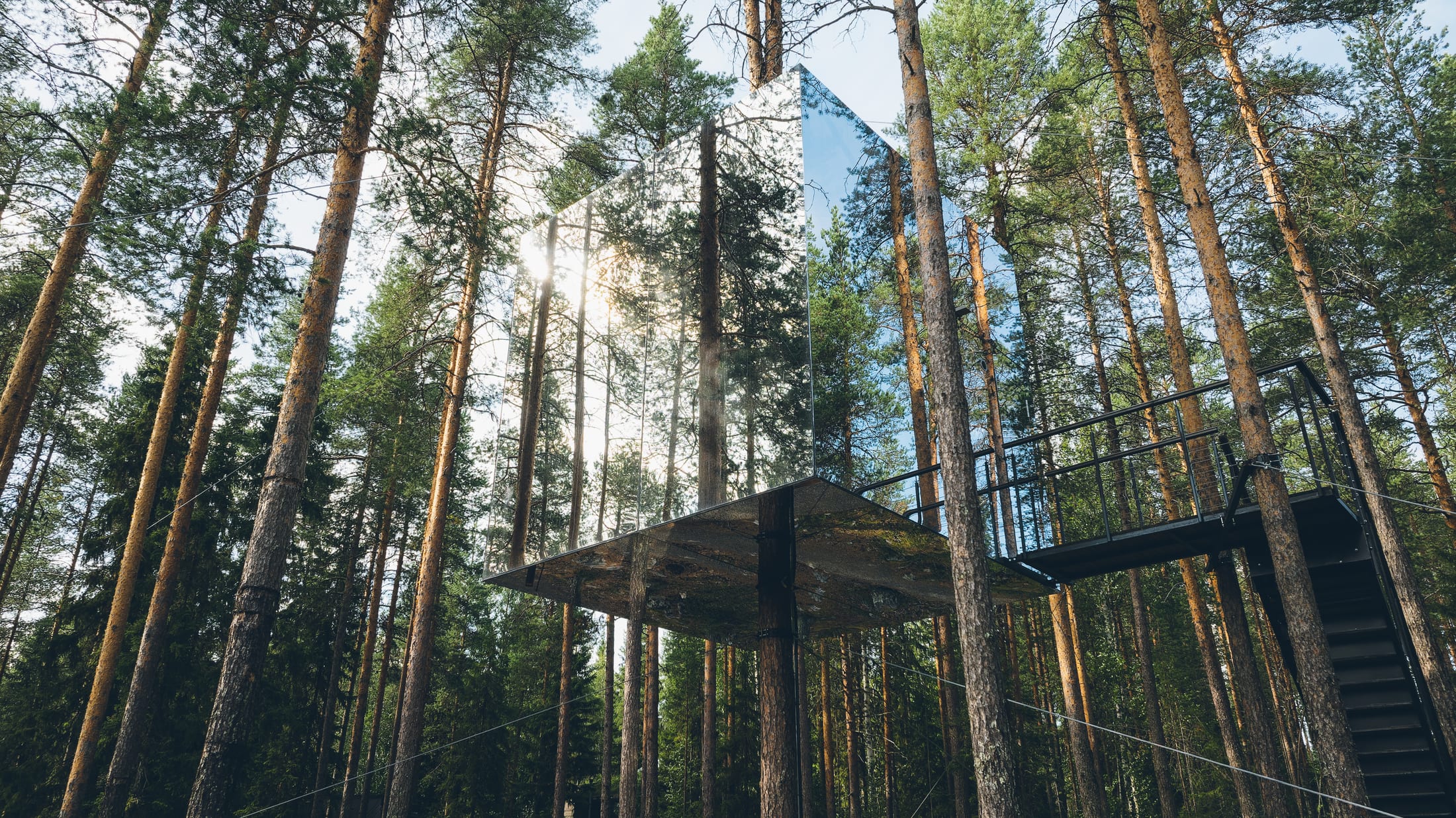 Treehotel — der Mirrorcube, ein verspiegelter Würfel, der den Wald reflektiert und beinahe unsichtbar wird