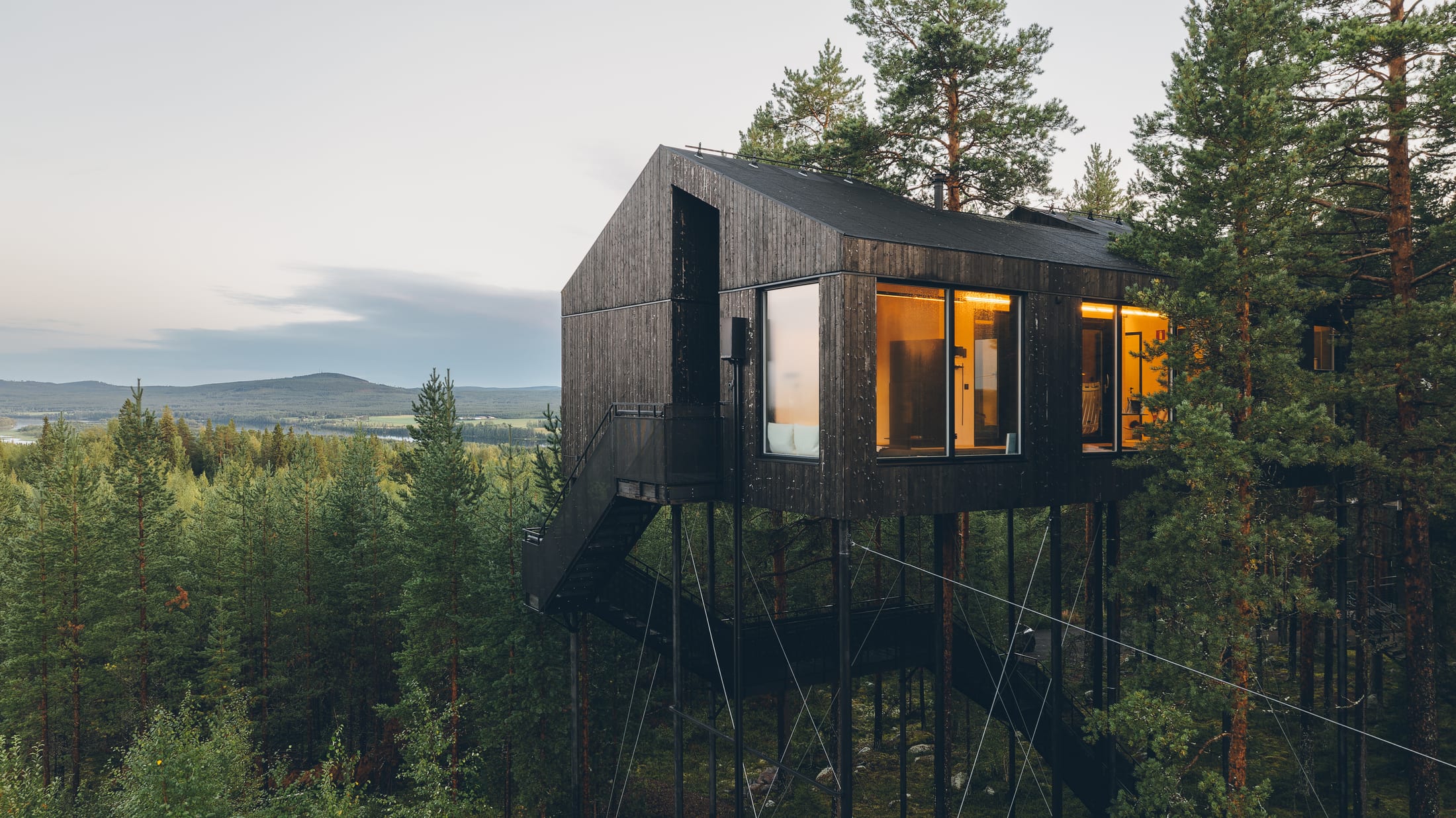 Treehotel — das 7th Room, das höchste und größte Baumzimmer, mit Netzterrasse zwischen den Kiefern