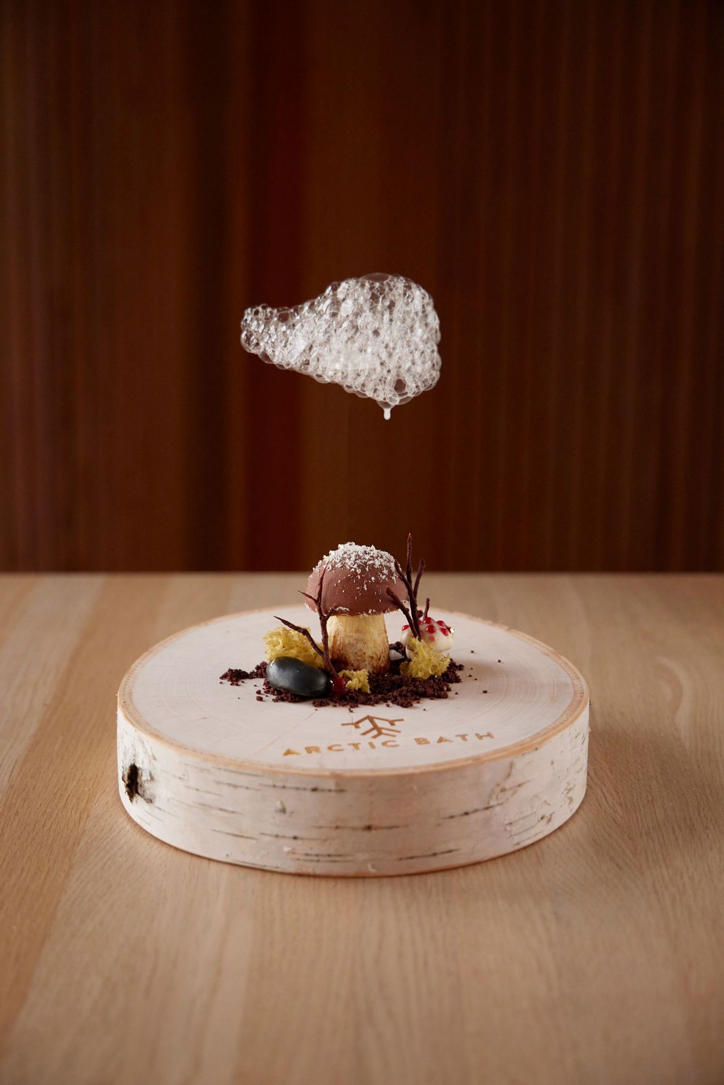 Arctic Bath — Dessert mit Schaum auf Holz