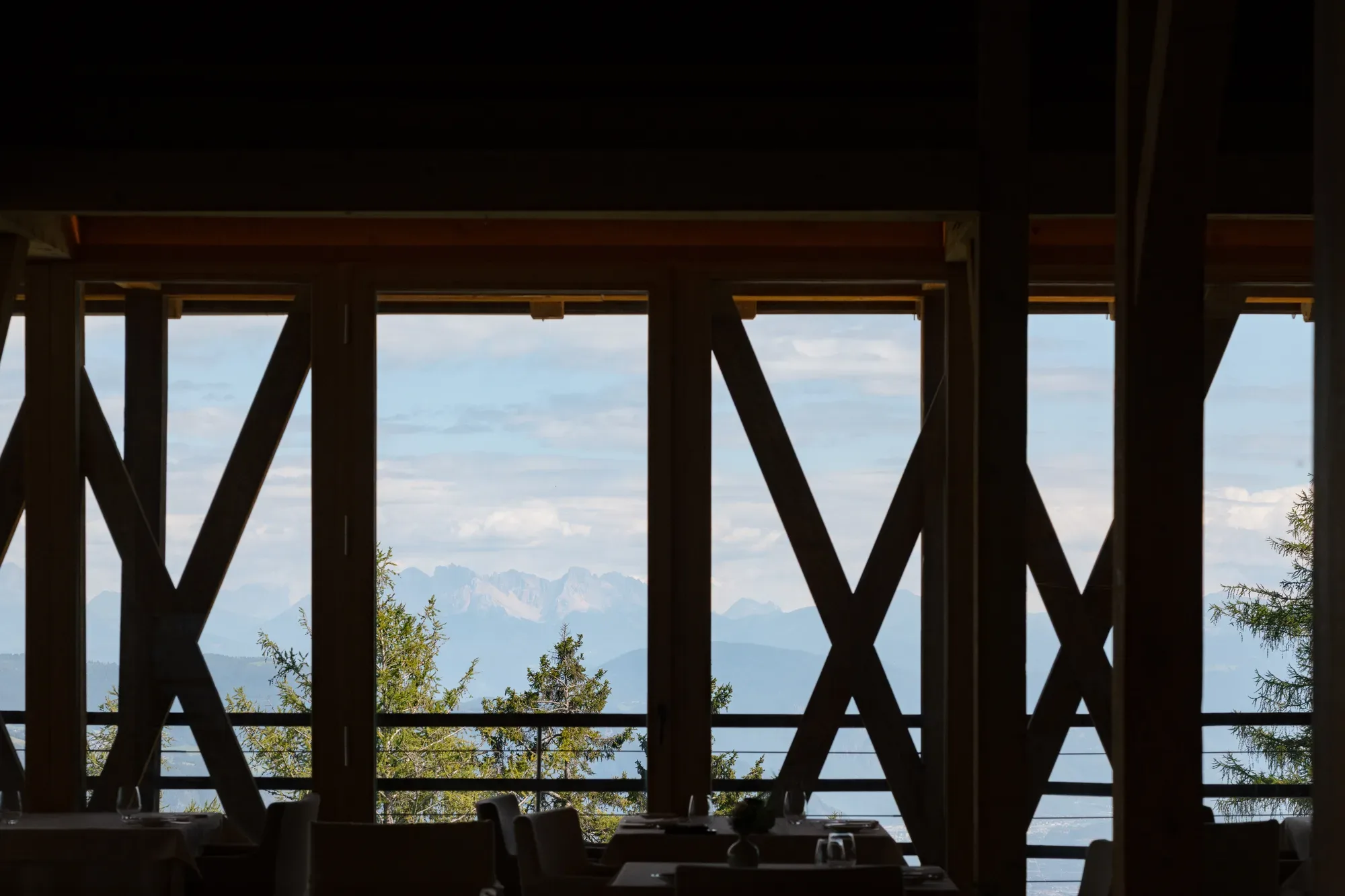 Restaurant 1500 mit Panoramablick auf die Dolomiten im vigilius