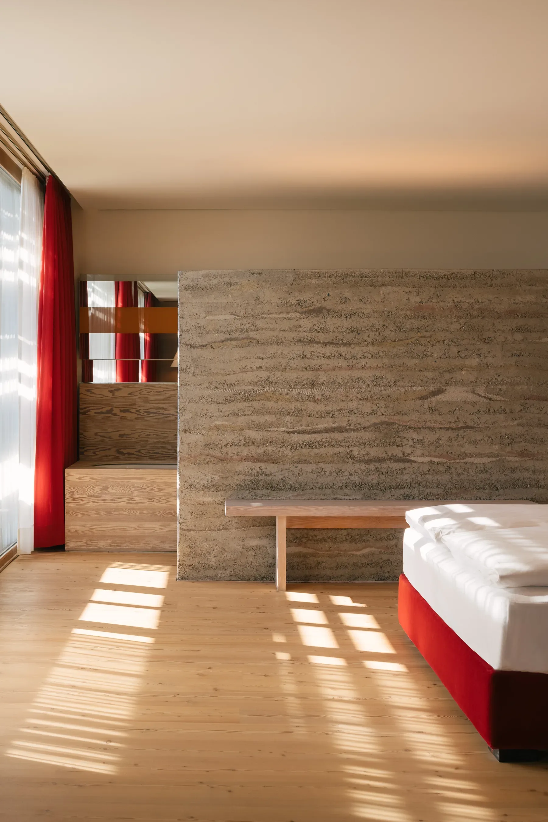 Zimmer mit großer Glasfront und weichem Licht im vigilius mountain resort