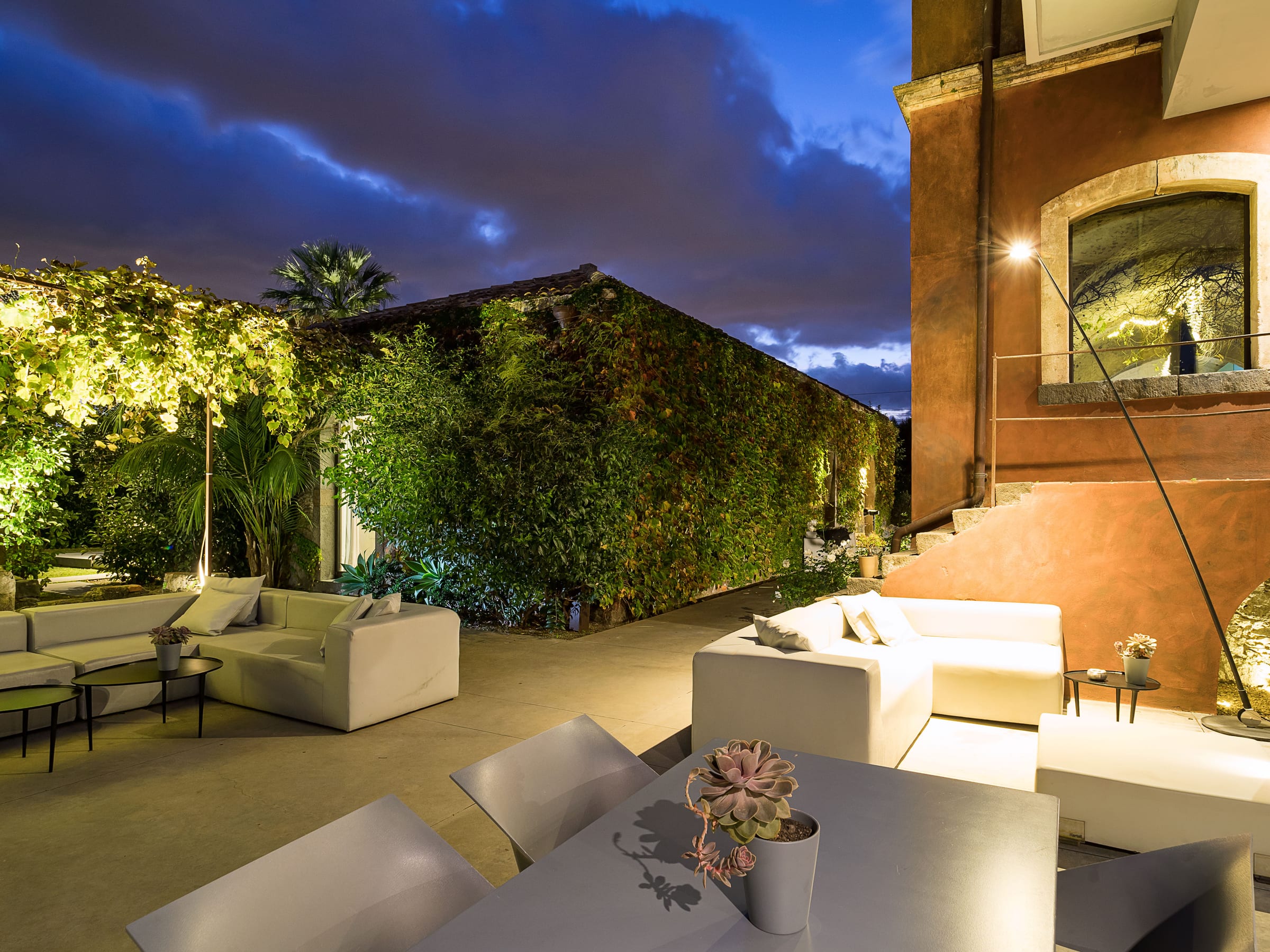 ZASH — versenkte Lounge-Terrasse mit Pergola und warmem Licht am Abend