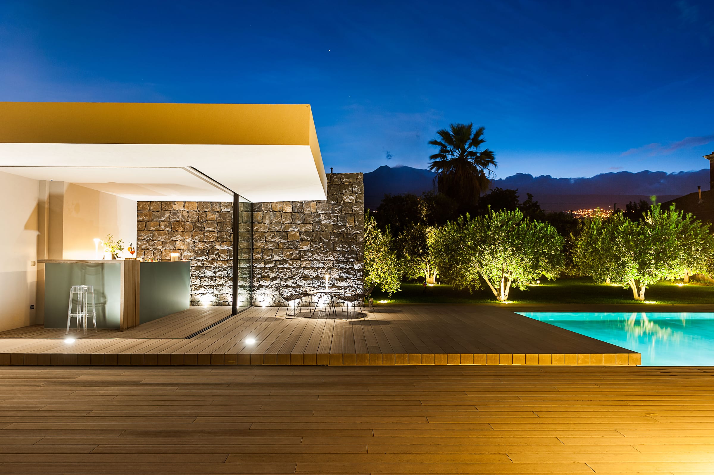ZASH — Poolbar und Liegen mit Blick auf den Ätna in der Dämmerung