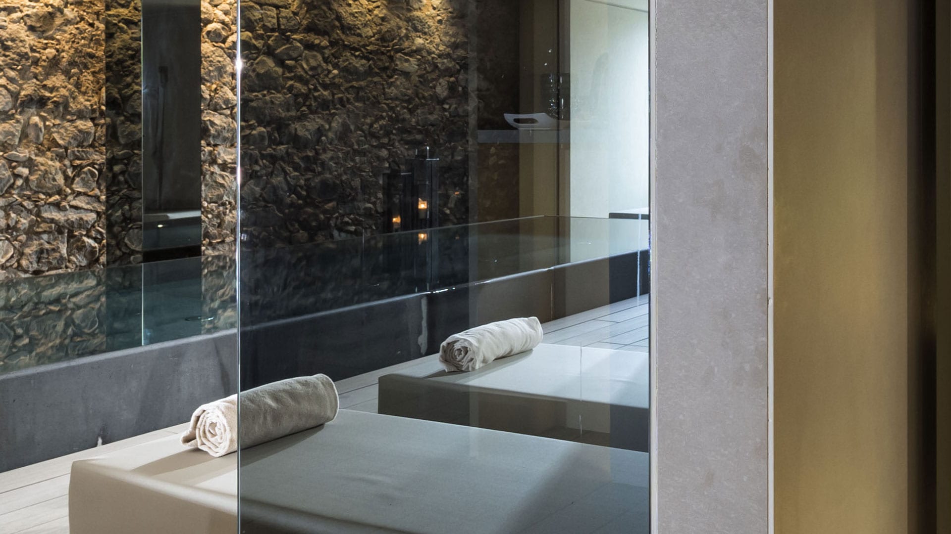 ZASH — Sauna des Spa in warmem Holz und goldenem Licht