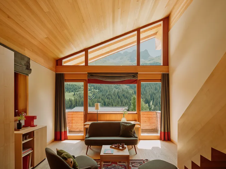 cincins_rote-wand-mezzanine-01.jpg_unbekanntes_zimmer_01