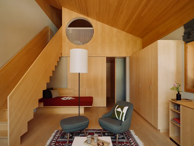 cincins_rote-wand-mezzanine-02.jpg_unbekanntes_zimmer_01