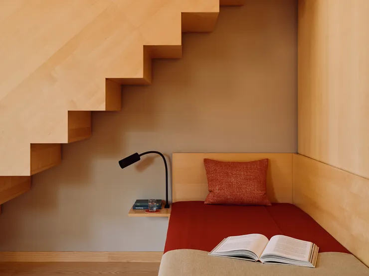 cincins_rote-wand-mezzanine-04.jpg_unbekanntes_zimmer_01