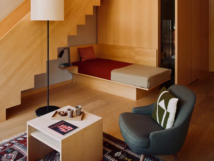 cincins_rote-wand-mezzanine-05.jpg_unbekanntes_zimmer_01