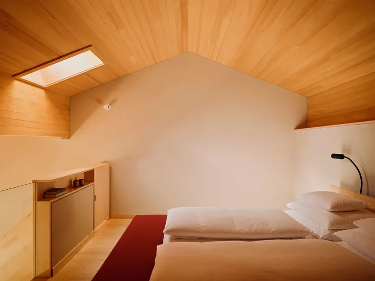 cincins_rote-wand-mezzanine-06.jpg_unbekanntes_zimmer_01