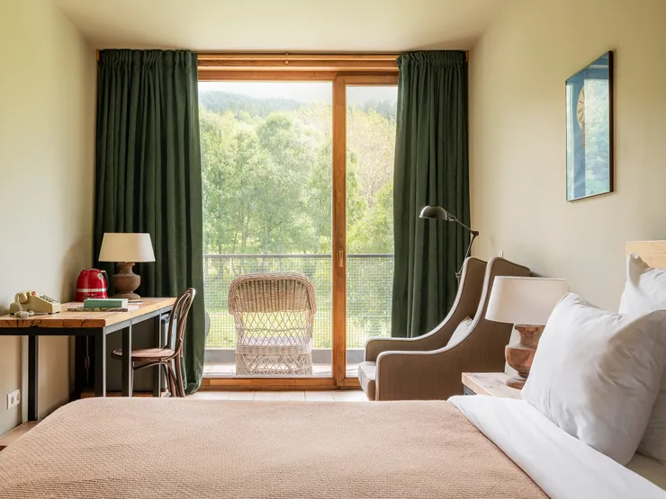 rooms-kazbegi-double_room-forest-view-01.jpg_01